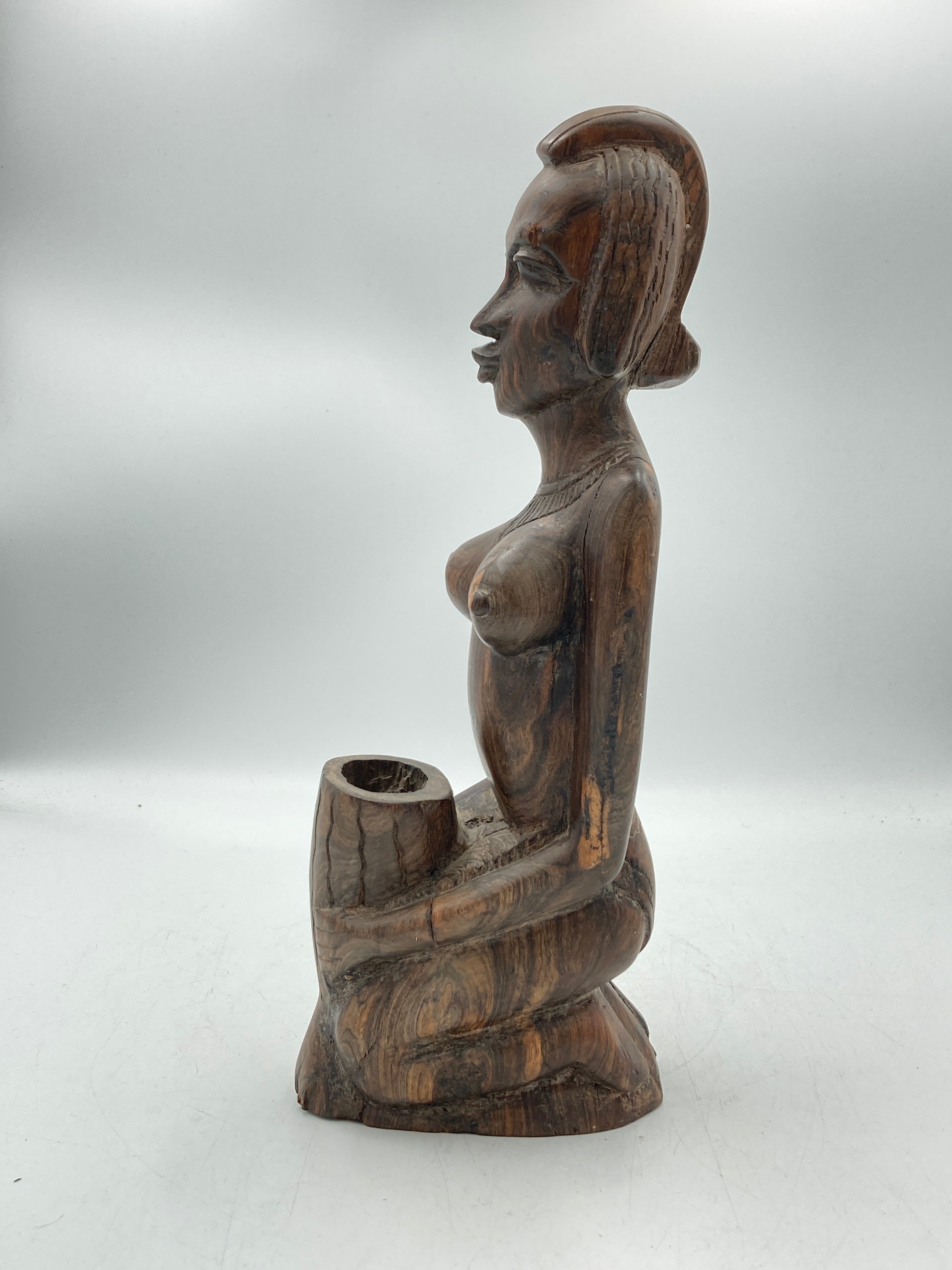 Siddende kvinde (træ figur)